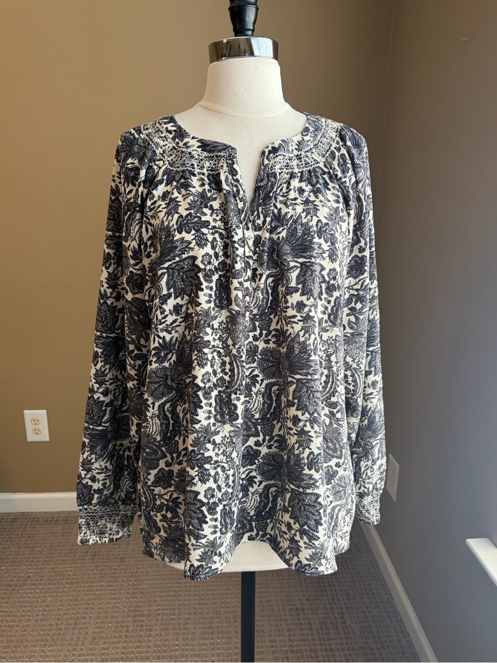Wonderly Black/Gray/Cream Floral Smocked Peasant Blouse, Large, Cottage Boho